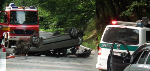 havarované auto na streche